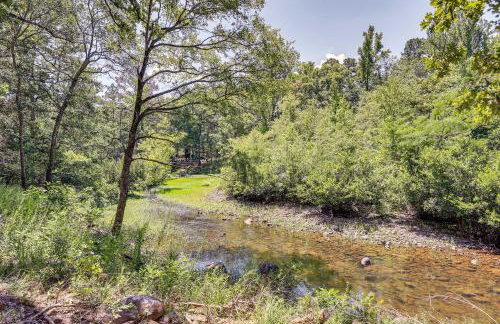 Big Cedar Vacation Rental with Deck and Hot Tub! - Foto 24