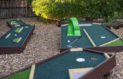 Heated Pool & Spa Mini Golf Bowling Game Room perfect for family - Photo 73