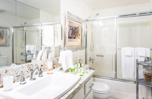 Glamorous Regal Design Home with Private Patio and Garage - Foto 13