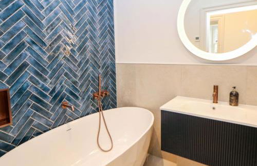 The Reading Room - Photo 21