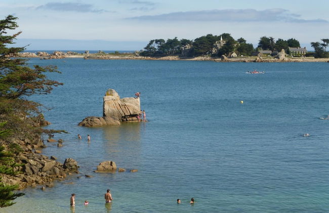 Stone House Near Pink Granite Coast Beaches - Photo 12