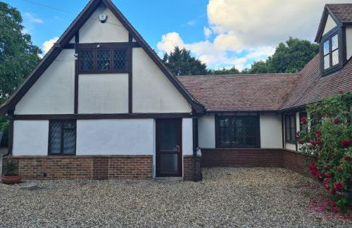 The Reading apartment with gardens, suitable for contractors - Photo 1