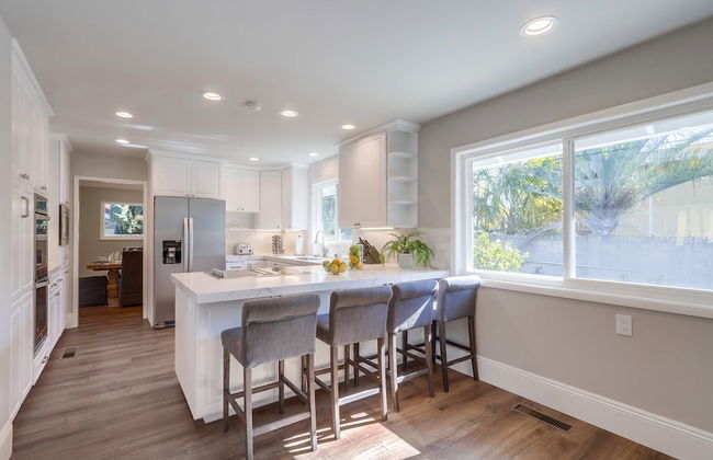 Gorgeous Upgraded 5 Bedroom & 3 Bath Home with pool - Photo 19