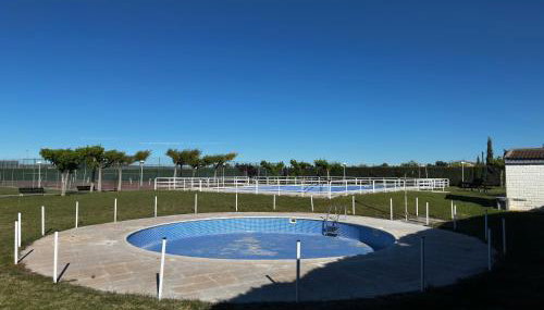 Amplio y Cómodo chalet a 15 minutos del centro con piscina y pistas de tenis - Foto 3