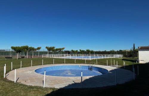 Amplio y Cómodo chalet a 15 minutos del centro con piscina y pistas de tenis - Foto 3