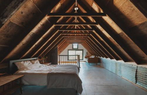 Secluded rustic 3-bedroom cabin on private land - Photo 3