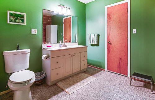 1 Mi to Rangeley Lake Cabin with Wraparound Deck! - Foto 18