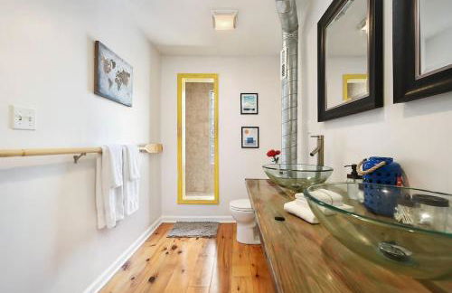 HostWise Stays - The "Row" House - Beautiful Space, Two King Beds - Photo 6