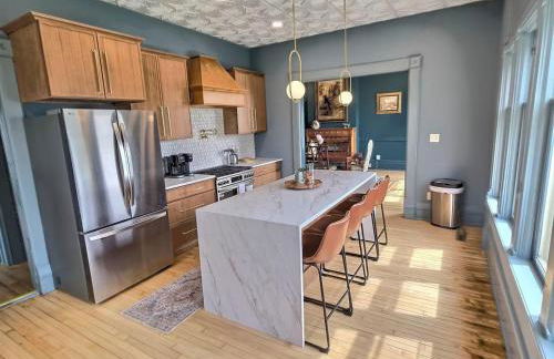 Sleeps 30+ • 10BR Mansion •Events • Bar • Backyard - Foto 15