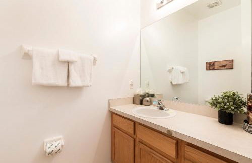 Family Getaway Townhome at Lake Berkley 15min to Disney - Foto 5