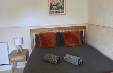 3BR House with Parking 10 Mins to Airport Sleeps 6 - Foto 13