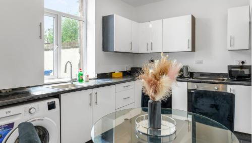 Unique 3 Bedrooms, 3 Ensuite, FREE WiFi, Private Parking - Foto 2