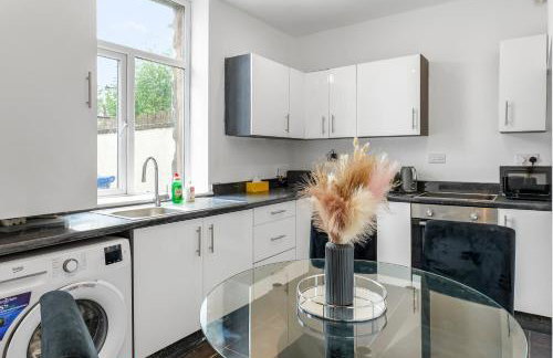 Unique 3 Bedrooms, 3 Ensuite, FREE WiFi, Private Parking - Foto 2