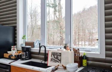 Chic Renovated Chalet with Private Pond - Foto 8