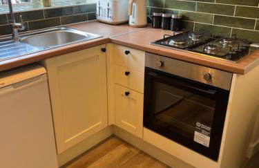 Two Bedroom Hanwell Modern Nest - Photo 8