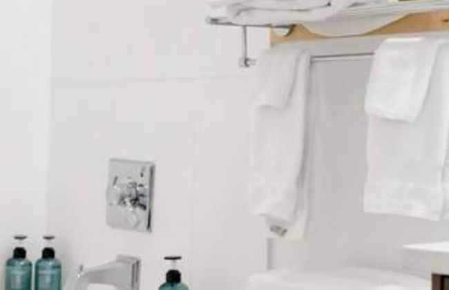 Lakeview Splendor 7BR Penthouse Bliss - Photo 26