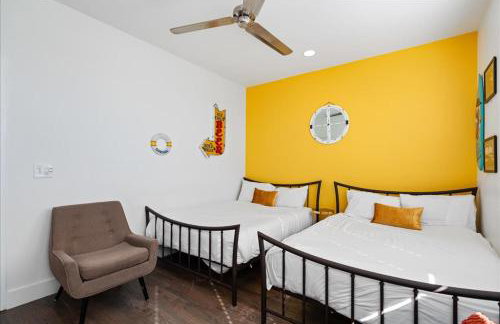 Nash House & Bars of Broadway with Patio Bar and Views! 8min Downtown! Sleeps 12! - Foto 10