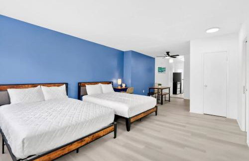 Sunny Miami Beach Studio with 2 Queens plus Workspace - Foto 1