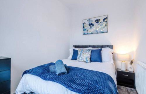 3-BR Home in Wigan | Free Wi-Fi | Comfortable Stay - Photo 7