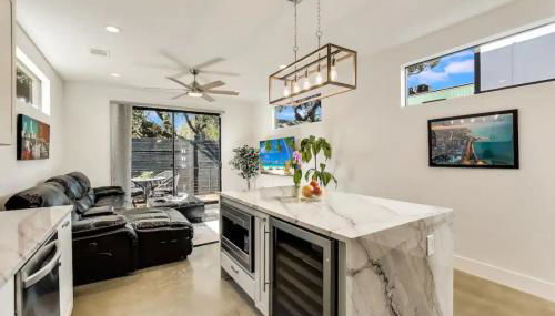 3BR 3BA Heart of SoCo, Private Deck Steps to Shops by Austin Vacay - Foto 3