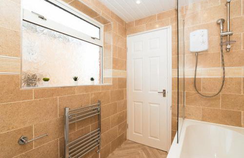 4Bed-House-2Bath-Free Parking-by Holiday Homes - Foto 21