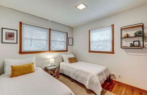 Butterfield Family Friendly Bungalow Northside Indy with Arcade - Foto 15