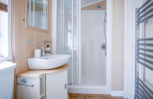 Manor 5 Lodge - 2 Bedroom Lodge - Pendine - Photo 32