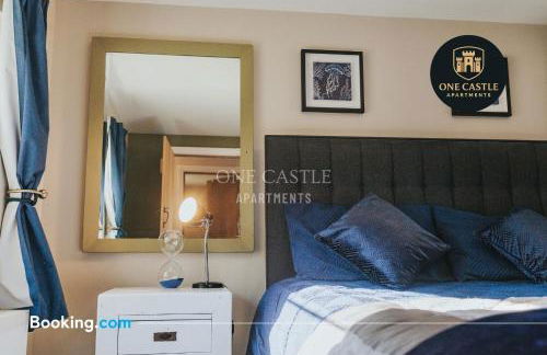 Exclusive Deals l Last-Minute Specials l Free Parking I Short term Booking l Garden I Sleeps Up to 6 l 3 Bed & 2 Bath I One Castle Apartments Short-lets and Serviced Accommodation - Photo 31