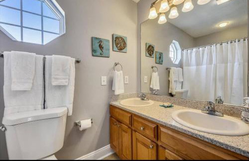 Coastal Castaway-Beach Retreat-Steps 2 Sand-Sleep 10-Pool-Hot tub - Foto 26