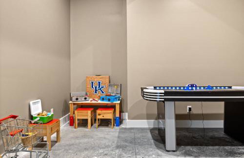 NEW Spacious Clarkson Getaway w Games & Yard - Foto 37