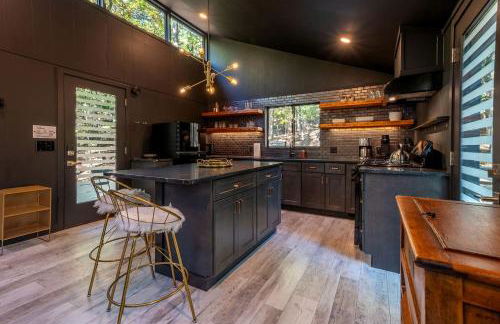 Modern Forest Cabin with Hot Tub, Screened Porch & Resort Access Near Hedgesville, WV - Foto 16