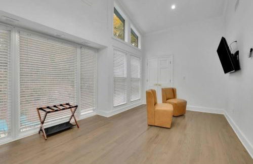 Luxury 7BR Buckhead Oasis w Pool Gameroom Firepit - Foto 53