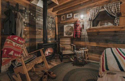 Cozy Log Cabin with an Indoor Fireplace Located on 70 Forested Acres in Leicester, Vermont - Foto 28