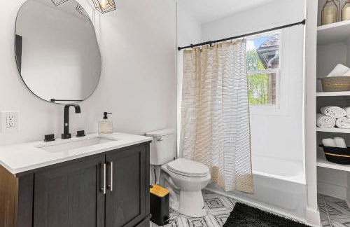 Spacious 4BR House Near Downtown, Perfect for Groups & Pets - Foto 40