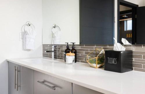 Walk to Restaurants from a Designer Cap Hill Home - Foto 25