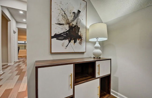 Spacious 6BR/3BA House w/ Parking! Sleeps 20! - Foto 38