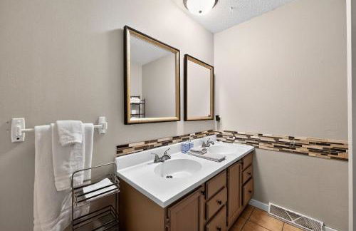 Lux Home, Minutes to Sanford Medical Center & Zoo - Foto 6