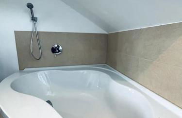 Lakefront View Entire Apartment with 2 bedrooms, 2 full bathrooms & Balcony Waterview - Foto 22