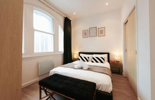 Central & Chic Flat-Sleeps 4-By FabAccommodation - Foto 2