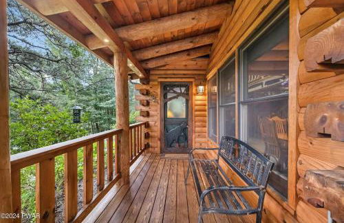 Poconos True Log Cabin with Sauna, Movie Theather, Hot Tub & Fire Pit! - Foto 11