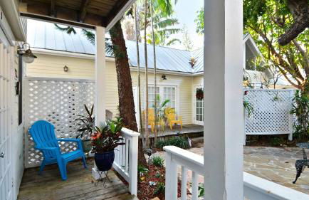 Tranquility by Avantstay Close to Duval St w/ BBQ & Shared Pool - Photo 46