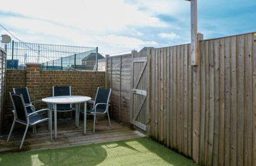 The Little Blue House by Sheppey Stays -Cosy 2BR Blue House - Near Docks with Parking - Foto 11