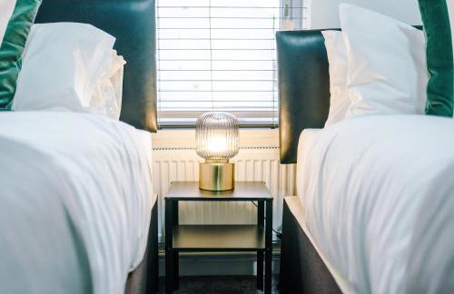 Spacious 4 Bed in Birmingham by 53 Degrees Property, Ideal for Business or Families, Games Room! - Foto 26