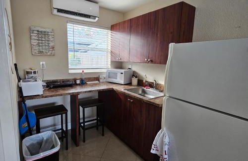 Prime Location Gateway with Pool & Patios, Near Beaches, Groceries and Restaurants - Photo 54