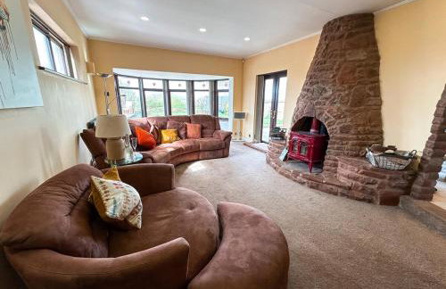 Dog-Friendly Country Home, Woodburner, Private Fields & Hot Tub! - Photo 2