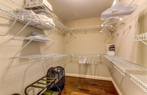 The San Bernard River waterfront provides private access to a spa, boat ramp, and jet skiing - Photo 37