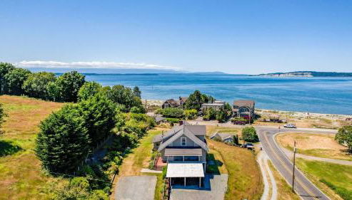 Private Beach Access + Water Views! Sleeps 18, Historic 6bdr Farmhouse w/ Deck - Foto 2, Other