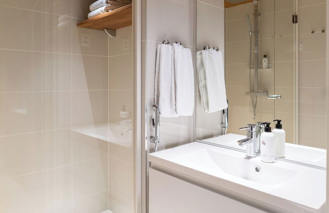 Luxurious 3-Br Apt with Balcony - Foto 9