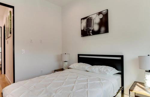 Modern Luxe Retreat Six-Bedroom - Photo 11