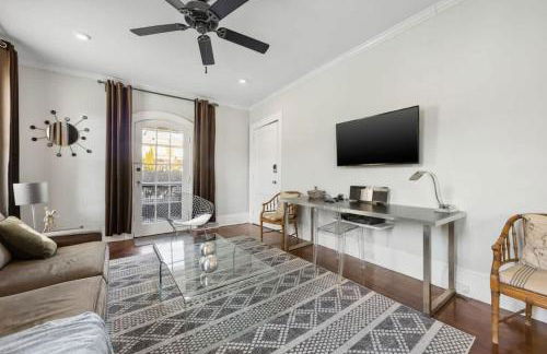 Retro 1BR in Elizabeth with Porch & Eclectic Design - Foto 16